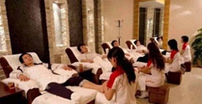 ​中国足浴行业图鉴：男技师月入过万，洗脚城服务“海底捞化”