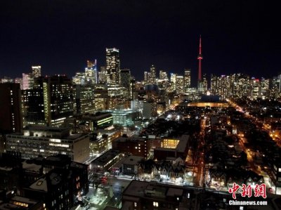 ​多伦多知名地标加拿大国家电视塔点亮“中国红”