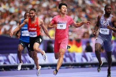 ​苏炳添现场助威 谢震业0.001秒劣势无缘晋级