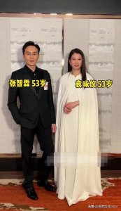 ​袁咏仪夫妻最新活动照，53岁张智霖儒雅帅气 刮了胡子染了发像33岁