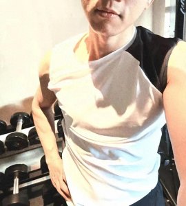 ​张杰大年初一健身引关注