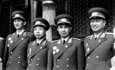 ​在我军中，究竟是元帅大，还是将军大？军衔和职级会有很大的反差