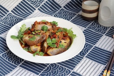 ​家常酱烧比目鱼，做法简单，鲜美入味，大人孩子都爱吃