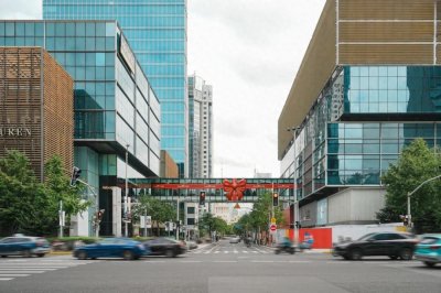 ​今冬魔都打卡新地标！静安嘉里中心20米高装置点亮冬日奇梦