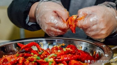 ​为啥虾尾比小龙虾还便宜？水产老板道出猫腻，瞬间觉得虾尾不香了