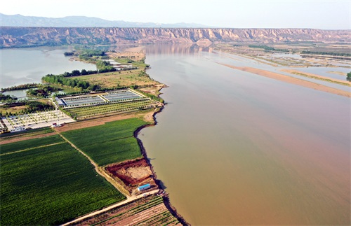 黄河岸边有一圣天湖，被称仙乡圣水四季有景，投资2亿元建成这样