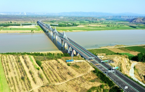 黄河岸边有一圣天湖，被称仙乡圣水四季有景，投资2亿元建成这样