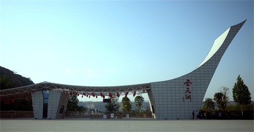 黄河岸边有一圣天湖，被称仙乡圣水四季有景，投资2亿元建成这样