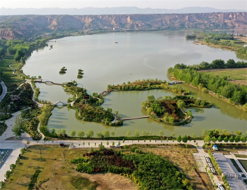 黄河岸边有一圣天湖，被称仙乡圣水四季有景，投资2亿元建成这样
