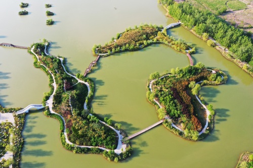 黄河岸边有一圣天湖，被称仙乡圣水四季有景，投资2亿元建成这样