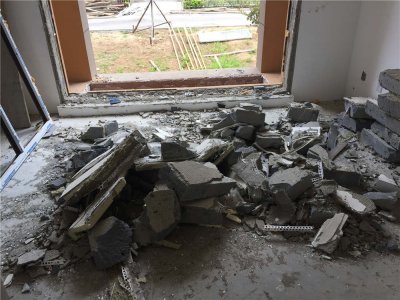 ​青岛米罗湾小区“奇葩”户型，客厅是天井直接看星星？！水电都不通是怎么通过