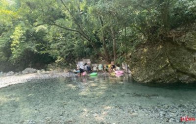 ​游客称到峨眉山张沟玩水被收费：带路费系双方议价带路，村组长及村民否认收卫