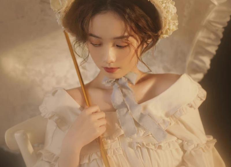 熊磊戏称带货小能人，声称每天要忙到凌晨，网友：先还房子后做