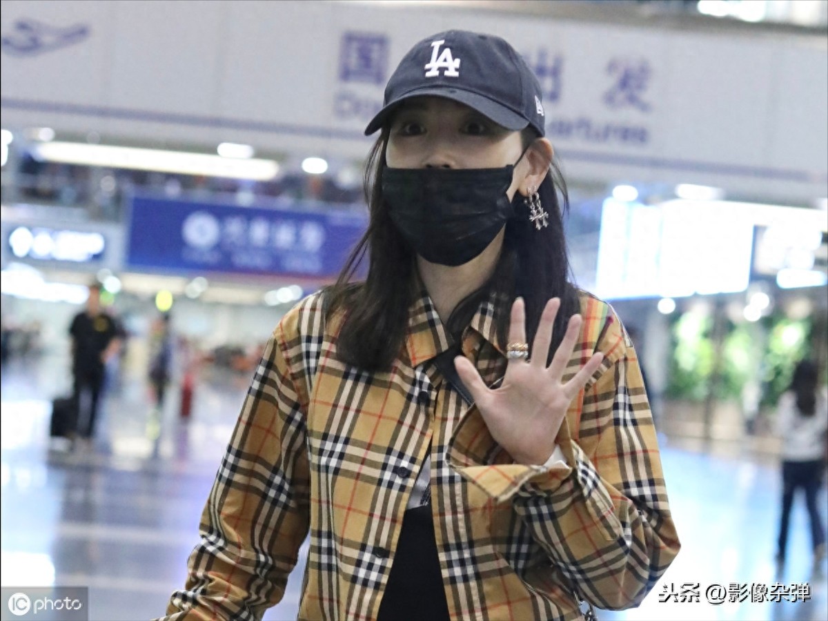 马蓉辟谣怀孕后现身，肚腩凸起发福不少，11℃穿短裤秀性感大长腿