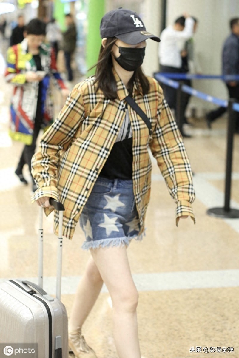 马蓉辟谣怀孕后现身，肚腩凸起发福不少，11℃穿短裤秀性感大长腿