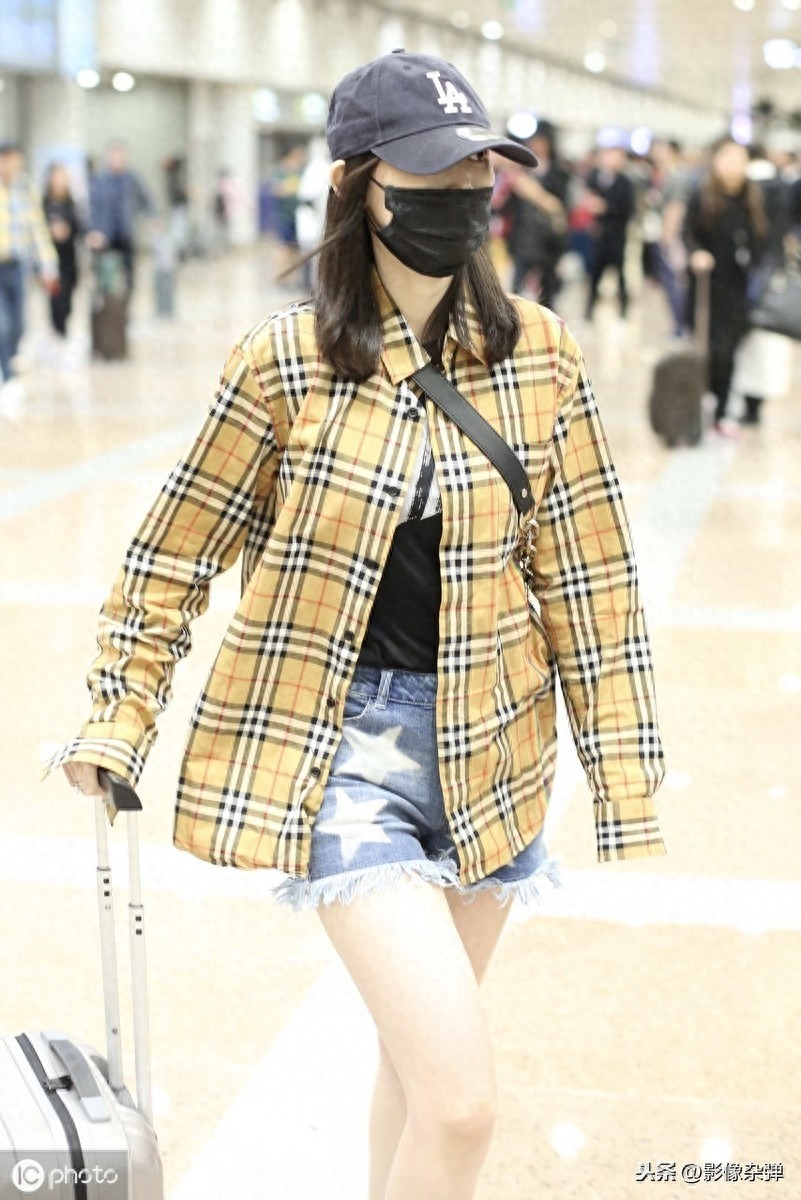 马蓉辟谣怀孕后现身，肚腩凸起发福不少，11℃穿短裤秀性感大长腿