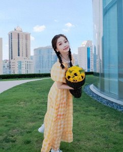 ​虞书欣“向日葵”大片来袭，搭配“少女麻花辫”，让人不心动都难